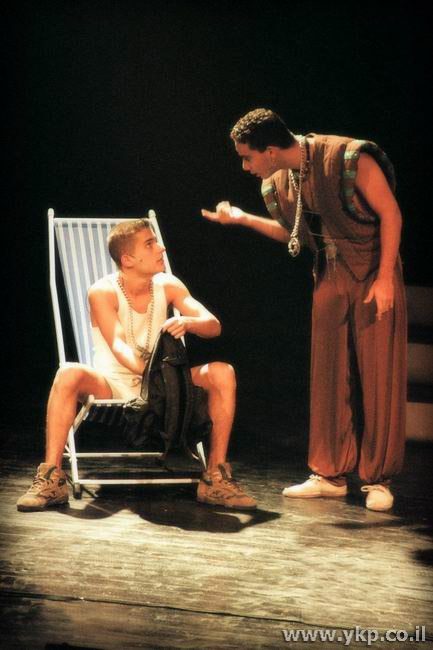  עמוס בן דוד בתפקיד יואב, גיא רונן בתפקיד דוד (השכנים 1993) 