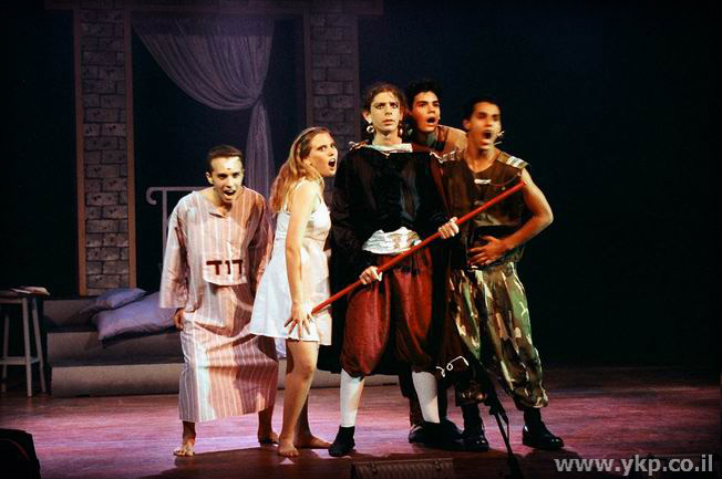  אורן לביא בתפקיד המלך שאול, מאיה טופילסקי בתפקיד מיכל, מושיק סקאל בתפקיד יהונתן (השכנים 1992) 