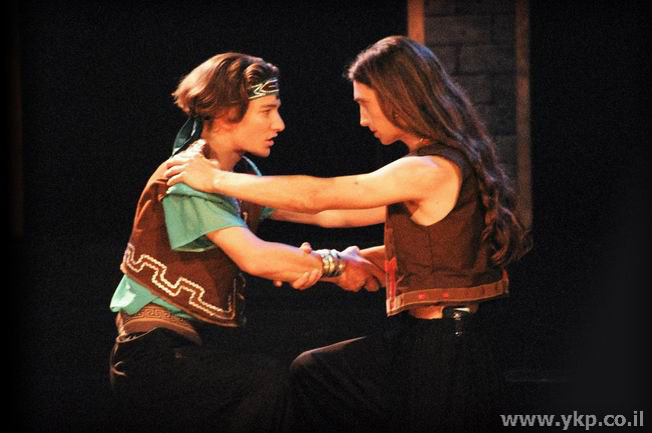  גיא קופמן בתפקיד דוד, גיל בר-סלע בתפקיד יהונתן (השכנים 1995) 