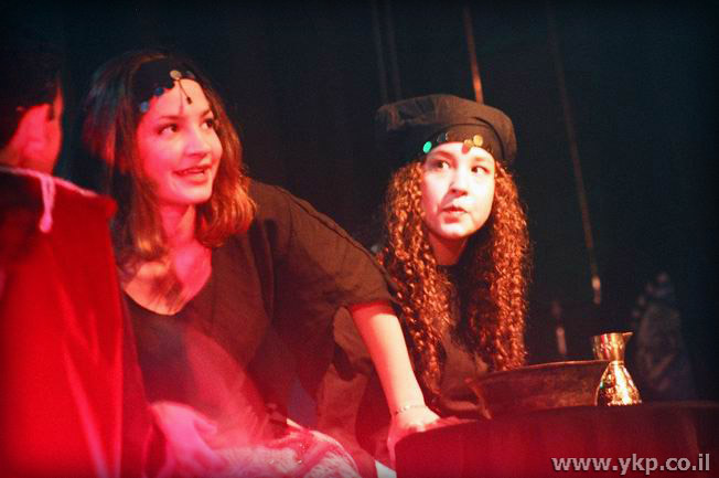  טל מירון בתפקיד צפנית, תמר קורן בתפקיד בעלת האוב (השכנים 1995) 