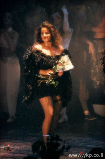  נועה תשבי משתחווה בהופעת הפרידה 